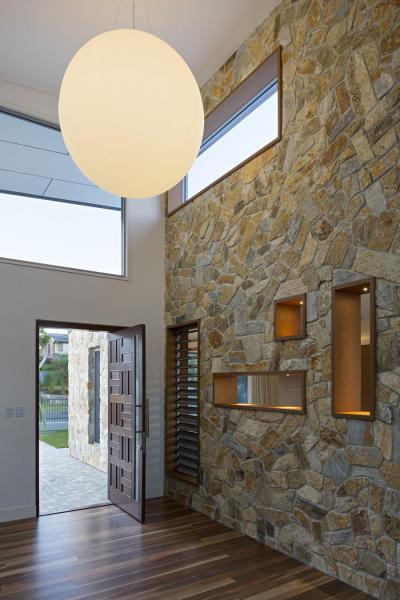 Terméskő burkolat az előszobában - előszoba ötlet, modern stílusban