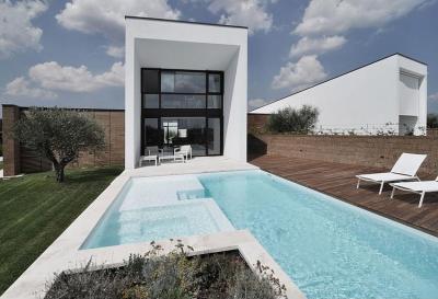 Modern lakóház medencével - homlokzat ötlet, modern stílusban