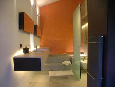 Narancssárga burkolat - fürdő / WC ötlet, modern stílusban