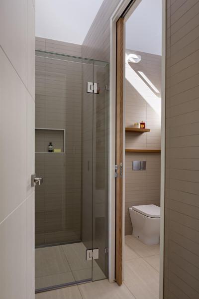 Zuhanyzó üvegajtóval - fürdő / WC ötlet, modern stílusban