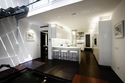 Konyha beltéri tóval - konyha / étkező ötlet, modern stílusban