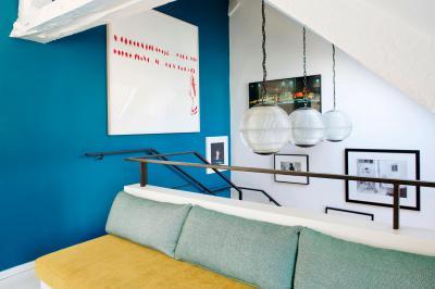 Kék fal a galérián - belső továbbiak ötlet, modern stílusban