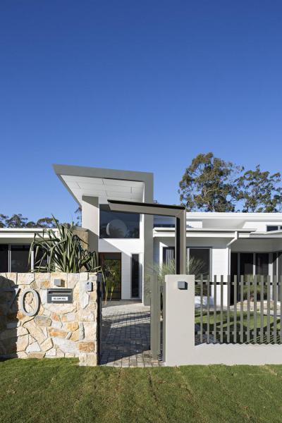 Kővel burkolt kerítés - kerítés ötlet, modern stílusban