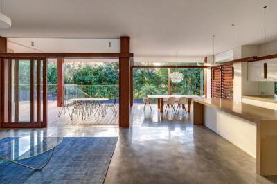 Kijárat a teraszra - konyha / étkező ötlet, modern stílusban