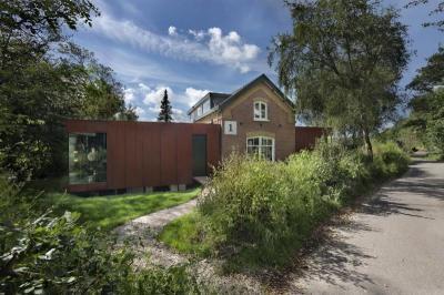 Új toldalék a régi házhoz - kert / udvar ötlet, modern stílusban