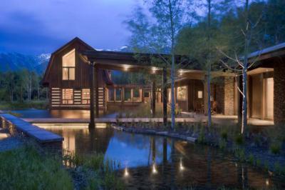 Kerti tó a házhoz - homlokzat ötlet, rusztikus stílusban