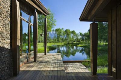 Tóparti ház - erkély / terasz ötlet, rusztikus stílusban