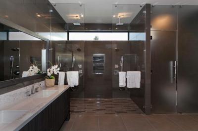 Barna burkolat - fürdő / WC ötlet, modern stílusban