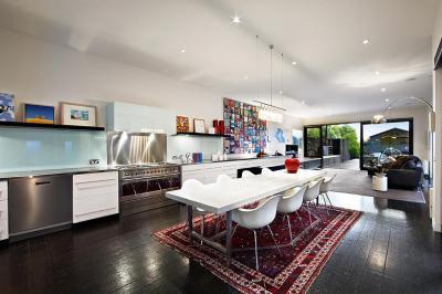 Egyterű tágas otthon - konyha / étkező ötlet, modern stílusban