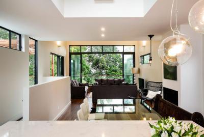 Teraszra nyíló nappali - nappali ötlet, modern stílusban