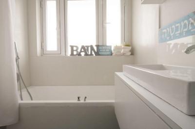 Fehér fürdőszoba - fürdő / WC ötlet, modern stílusban