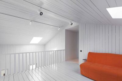 Fehér faburkolat - tetőtér ötlet, rusztikus stílusban