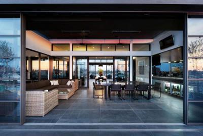 Belátás a teraszról - konyha / étkező ötlet, modern stílusban