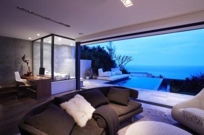 Teraszra nyitott nappali dolgozósarokkal - nappali ötlet, modern stílusban