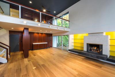 Nappali kandallóval és lépcsővel - nappali ötlet, modern stílusban