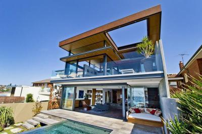 Modern ház medencével - homlokzat ötlet, modern stílusban