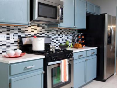 Fekete-fehér mozaikcsempe - konyha / étkező ötlet, modern stílusban