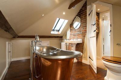 Tetőtéri fürdő - fürdő / WC ötlet, modern stílusban