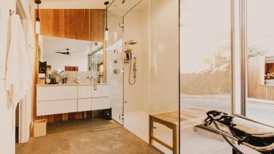 Modern zuhanyzó - fürdő / WC ötlet, modern stílusban