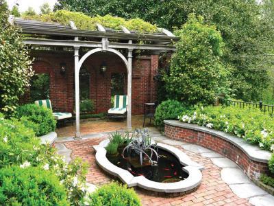 Hangulatos kert kis tóval - kert / udvar ötlet, klasszikus stílusban
