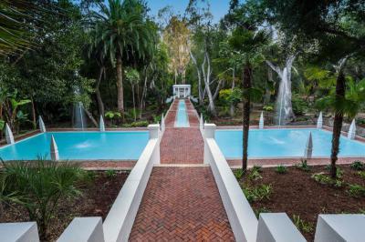 Medence szökőkúttal - kert / udvar ötlet, modern stílusban