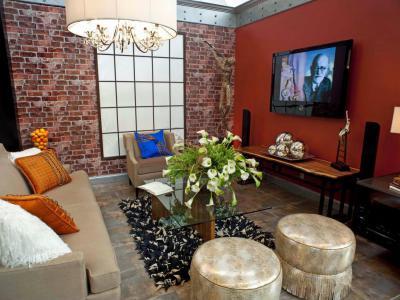 Téglafal és bordó fal találkozása - nappali ötlet