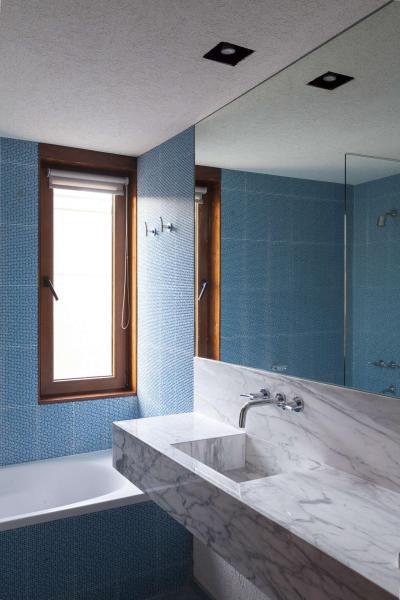 Kék csempe a fürdőben - fürdő / WC ötlet, modern stílusban