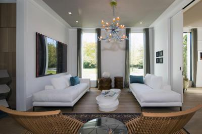 Fehér kanapé - nappali ötlet, modern stílusban