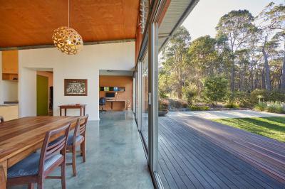 Teraszra nyitott konyha-nappali - erkély / terasz ötlet, modern stílusban