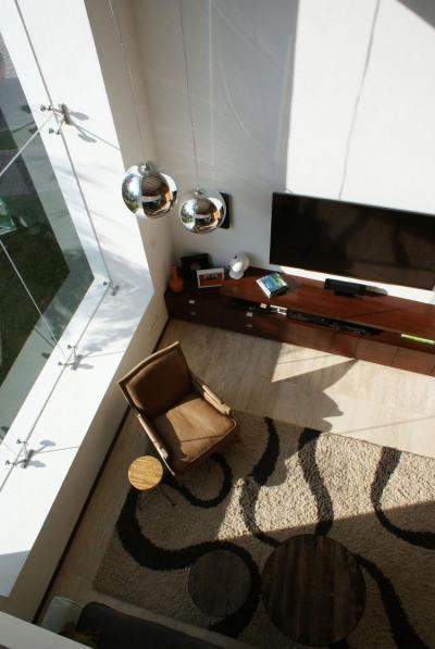 nappali a galériáról - nappali ötlet, modern stílusban