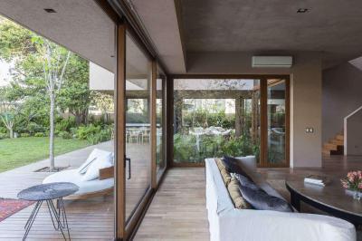 Teraszra nyitott nappali - nappali ötlet, modern stílusban