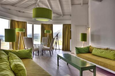 Zöld és fehér nappali - nappali ötlet, modern stílusban