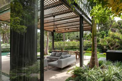 Fedett terasz - erkély / terasz ötlet, modern stílusban