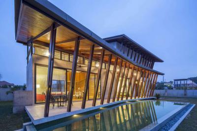 Modern lakóház medencével - erkély / terasz ötlet, modern stílusban