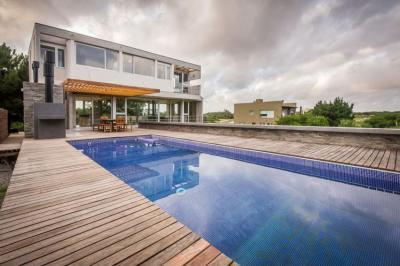 Modern lakóház medencével - erkély / terasz ötlet, modern stílusban