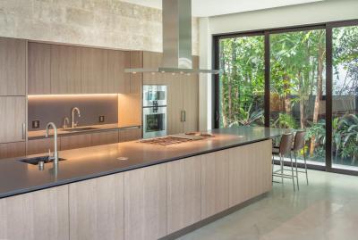 Natúr színű konyhabútor - konyha / étkező ötlet, modern stílusban