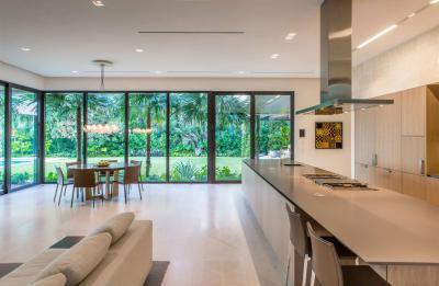 Tágas konyha - konyha / étkező ötlet, modern stílusban