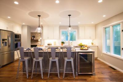 Fehér konyha, szürke szigettel - konyha / étkező ötlet