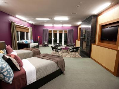 Hálószoba kandallóval - háló ötlet, modern stílusban