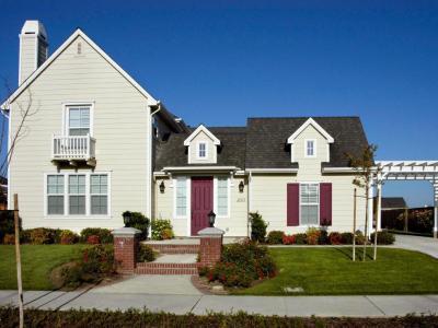 Bézs homlokzat, lila bejárattal - homlokzat ötlet, klasszikus stílusban