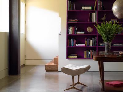 Lila könyvespolc - nappali ötlet, modern stílusban