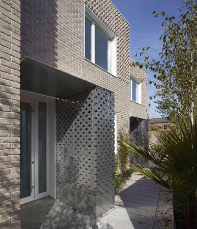 Tégla- és fémburkolat - bejárat ötlet, modern stílusban