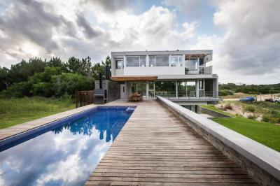 Modern lakóház medencével - homlokzat ötlet, modern stílusban