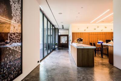 Tágas konyha - konyha / étkező ötlet, modern stílusban