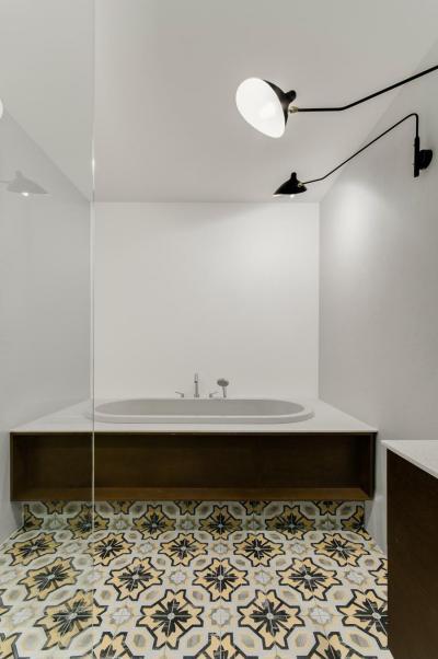 Fehér fürdőszoba - fürdő / WC ötlet, modern stílusban