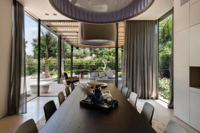 Fedett terasz - nappali ötlet, modern stílusban