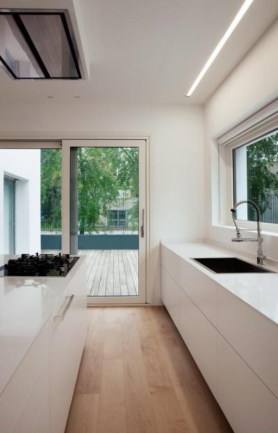 Fehér konyhabútor - konyha / étkező ötlet, modern stílusban