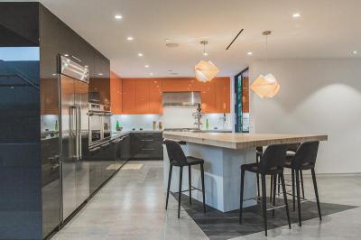 Fényes felületek konyhaszigettel - konyha / étkező ötlet, modern stílusban