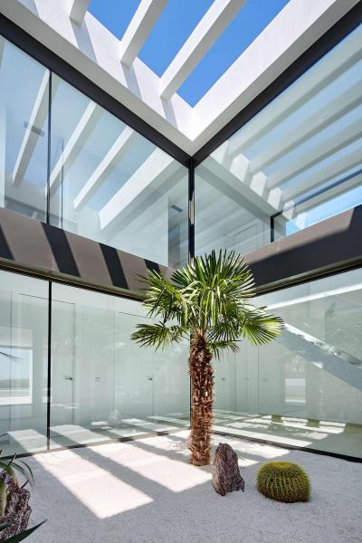 Modern mediterrán belső kert - kert / udvar ötlet