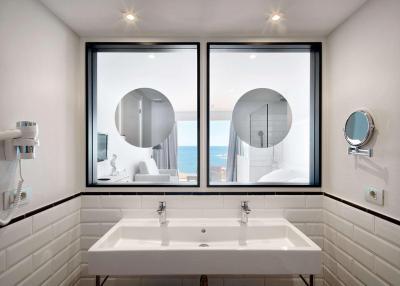 Fehér fürdőszoba - fürdő / WC ötlet, modern stílusban